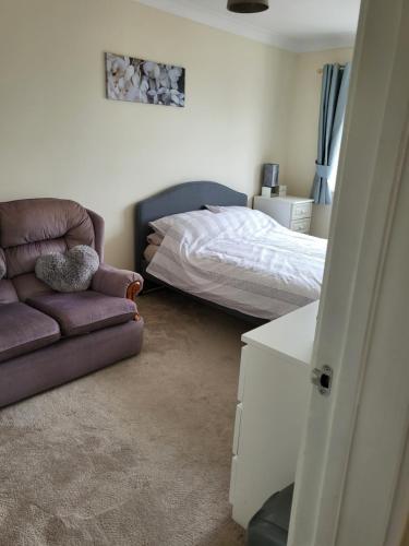 sala de estar con cama y sofá en Come chill Zone, en Langley Marish