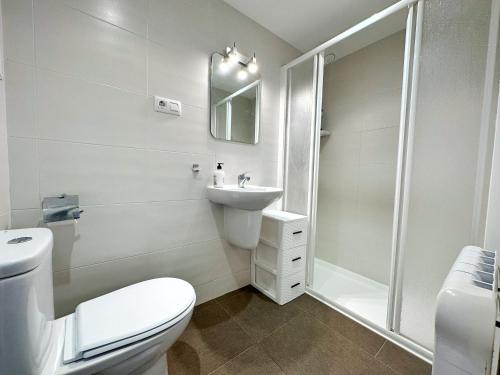 a bathroom with a toilet and a sink and a shower at Domuum Holidays - RODAS in Salou