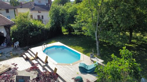 an overhead view of a swimming pool in a yard at Mon Cocon Bressan in Saint-Julien-sur-Reyssouze
