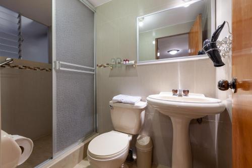 uma casa de banho com um WC, um lavatório e um chuveiro em Hotel Amerinka em Cusco
