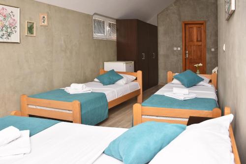 una camera con due letti di colore blu e bianco di Guest House Villa Mir a Kragujevac