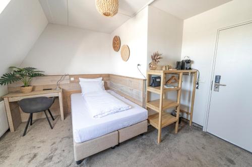 Postel nebo postele na pokoji v ubytování Strandhotel Camperduin