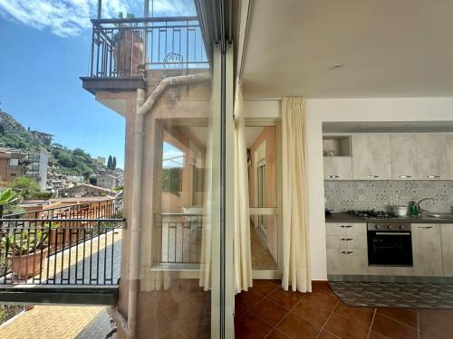 a kitchen with a balcony with a view at Appartamento 31 H in Taormina