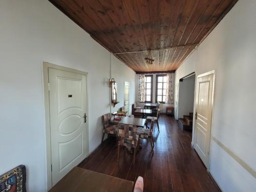 - une salle à manger avec une table et des chaises dans l'établissement Ata Konağı Ottoman Mansion, à Unye