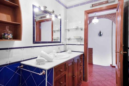 ein Bad mit einem Waschbecken und einem Spiegel in der Unterkunft Duplex temático Andaluz con agradable terraza - El Mirador de Benahavis 2 in Benahavís