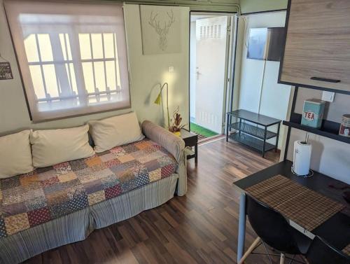 Schlafzimmer mit einem Bett, einem Schreibtisch und einem Tisch in der Unterkunft Sunny Terrace in Glyfada in Athen