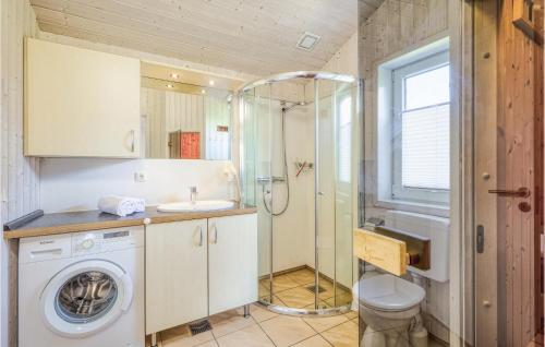 トラフェミュンデにあるSchatzkiste 9 - Dorf 4のバスルーム(洗濯機、シャワー付)
