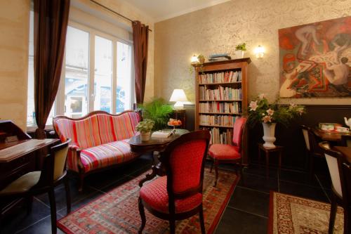 a living room filled with furniture and a large window at Au Coeur de Bordeaux - B&B et Cave à vin in Bordeaux