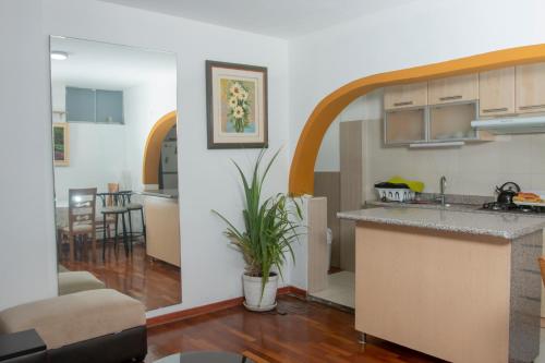 eine Küche und ein Wohnzimmer mit einer Arbeitsplatte in der Unterkunft Baños del. Inca in Lima