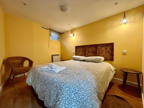 ein Schlafzimmer mit einem Bett mit Handtüchern darauf in der Unterkunft El Martinillo en pleno centro histórico de Burgos ATUAIRE in Burgos