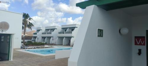 vistas a un edificio con piscina en Casa Julia, en Puerto del Carmen