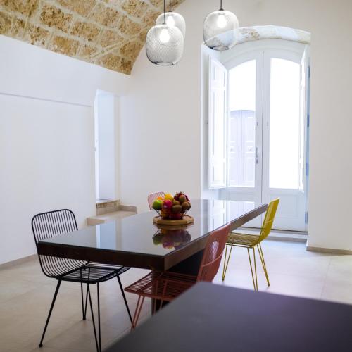 a dining room with a table and chairs at Casa Minerva - Suite e Relax in Gioia del Colle
