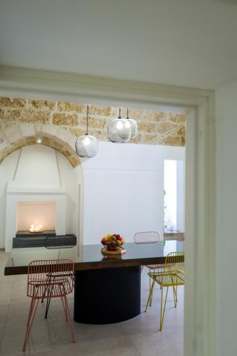 a room with a table and chairs and a fireplace at Casa Minerva - Suite e Relax in Gioia del Colle