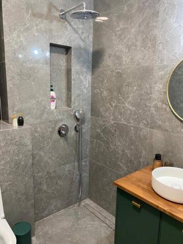 a bathroom with a shower and a sink at חדר סטודיו בסגנון נורדי in Sede Naẖum
