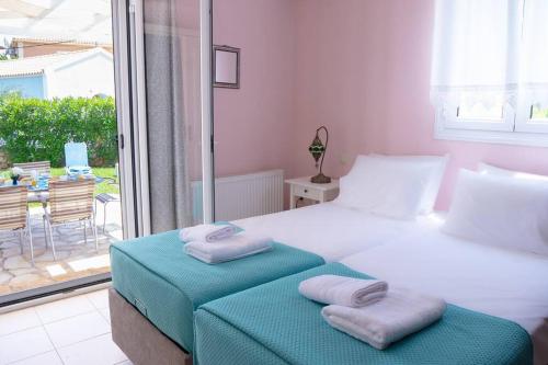 ein Schlafzimmer mit einem Bett mit Handtüchern darauf in der Unterkunft Villa Angelina in Pesádha