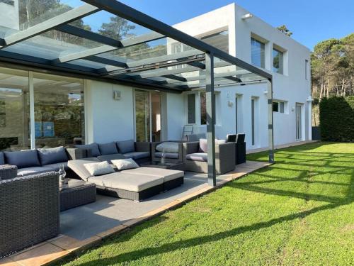 Casa y loft minimalista, jardín y parking privado