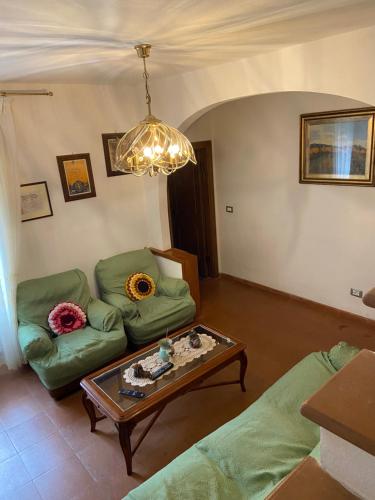 een woonkamer met een bank en een salontafel bij Casa Marina in Fosdinovo