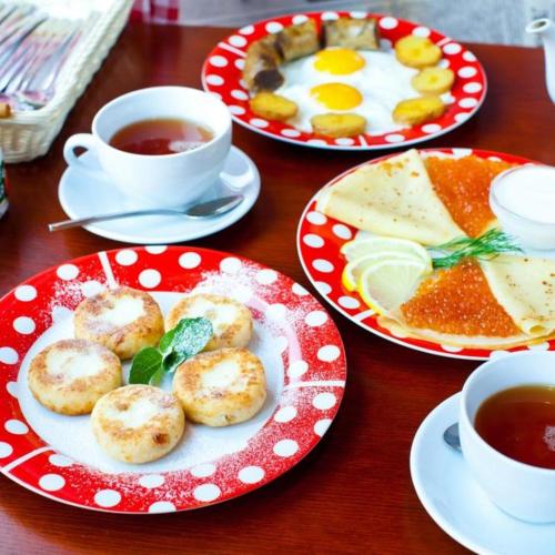 Maison 9 km Disneyland 30 min Paris في Esbly: طاولة مع أطباق من الطعام وأكواب من الشاي