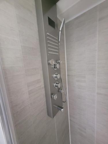 una ducha en un baño con puerta de cristal en The Sunny Bunny Holiday Home, en Ballantrae