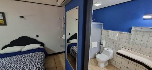 Kleines Zimmer mit einem Bett und einem WC in der Unterkunft Mangaby Playa Hermosa in Playa Hermosa