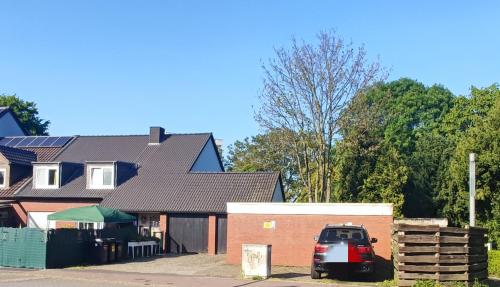 un coche aparcado frente a una casa en Uni-nähes Apartmenthaus mit Garten en Bochum
