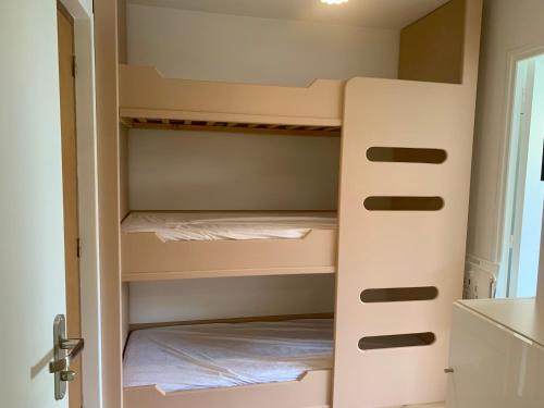 Cette chambre comprend un placard avec 2 lits superposés. dans l'établissement Studio cosy cinq personnes, à Le Touquet-Paris-Plage
