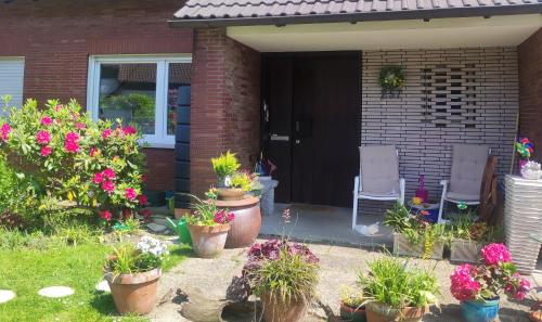 a patio with potted plants in front of a house at Uni-nähe Unterkunft mit Garten in Bochum