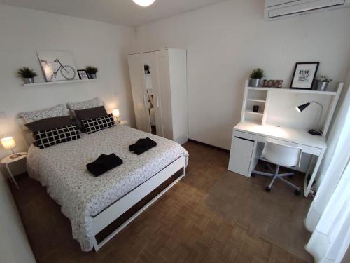 une chambre avec un lit et un bureau dans l'établissement Standing, 3 chambres, clim et garage priv proche Panier et Terrasses Port, à Marseille