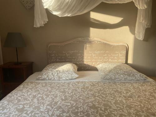 - un lit avec une tête de lit et 2 oreillers dans l'établissement Havre de paix de 100M2, à Perros-Guirec