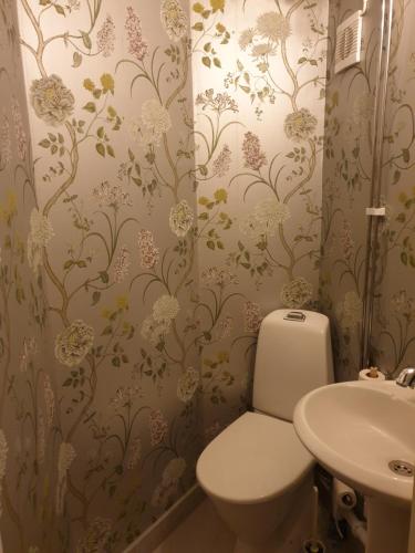 Ванна кімната в Sönerna på Nordgrenska rum med delat badrum