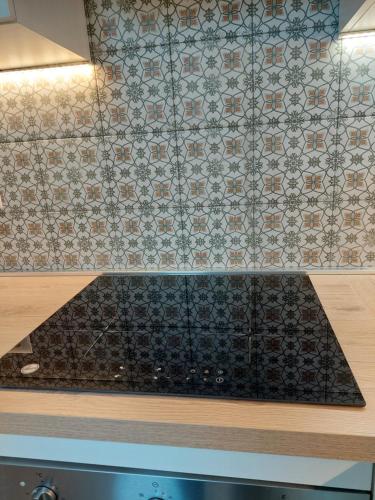 um chuveiro numa cozinha com uma parede de azulejos em DA me MAE em La Spezia