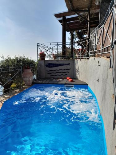 uma grande piscina com água azul num quintal em Villa Oliver - Breathtaking small Pool 14 sqm Hydromassage on the Rock - Amalfi Coast em Amalfi