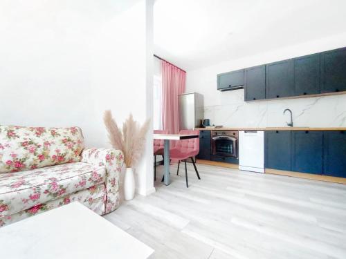 sala de estar con sofá y cocina en APARTAMENTY Charzykowy, en Charzykowy