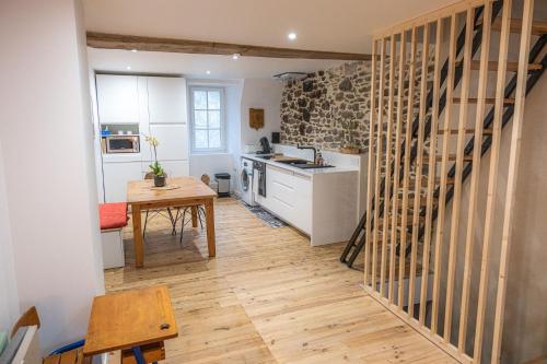 une cuisine avec une table et un évier et une cuisine avec un comptoir dans l'établissement Maison de Vacances à la montagne, à Laruns