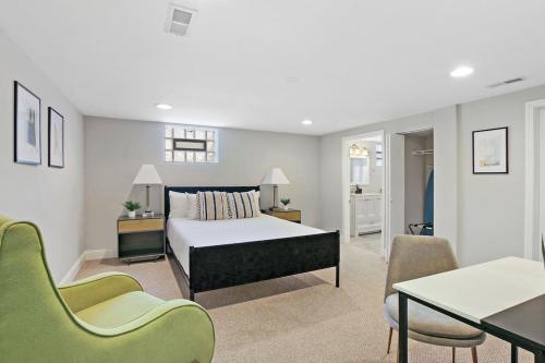 Giường trong phòng chung tại 3BR Sunny and Spacious Chicago Apartment - Carmen 5640 & 5641 rep