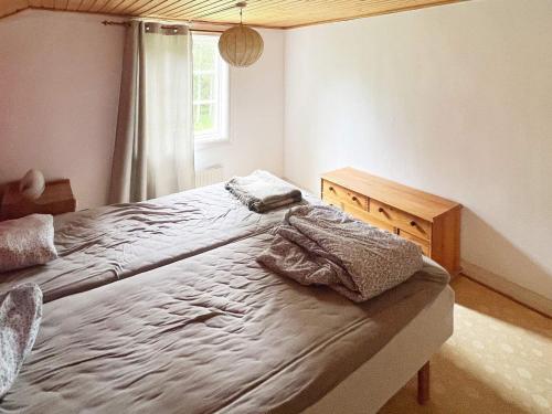 Un dormitorio con una cama grande y una ventana. en 7 person holiday home in ÄLGARÅS-By Traum, en Skagen