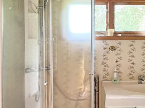 una ducha con puerta de cristal en un baño en 7 person holiday home in ÄLGARÅS-By Traum, en Skagen