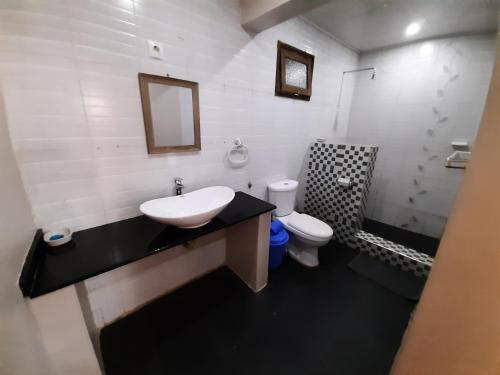 a bathroom with a sink and a toilet at Pensao do Viajante in Chimoio