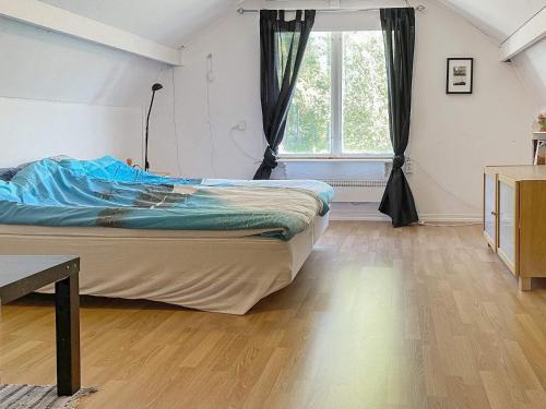 - une chambre avec un lit et une grande fenêtre dans l'établissement Holiday home LYSVIK, à Lysvik