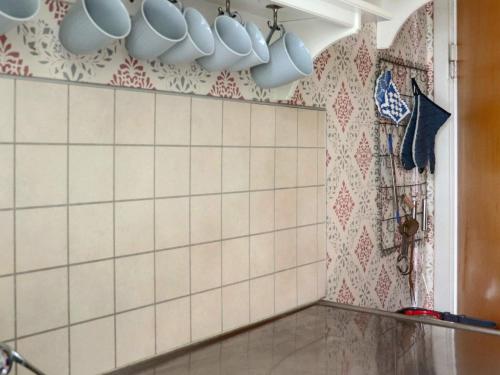 una cocina con tazas azules colgando en la pared en Holiday home VARBERG XXI en Varberg