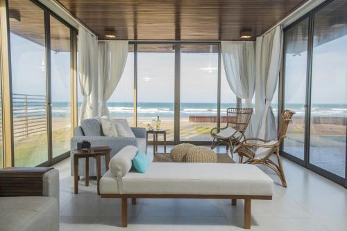 uma sala de estar com vista para o oceano em Illa Blue Village em Trairi