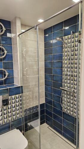 łazienka z prysznicem i toaletą w obiekcie Modern Studio Apartment w Mariampolu