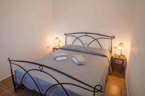 聖安蒂奧科的住宿－Casa Wendy，一间卧室配有一张床,上面有两条毛巾