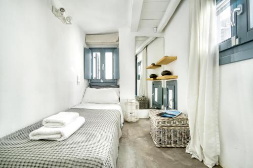 ein Schlafzimmer mit 2 Betten und Handtüchern darauf in der Unterkunft K&K Residence @Mykonos Town in Mykonos Stadt