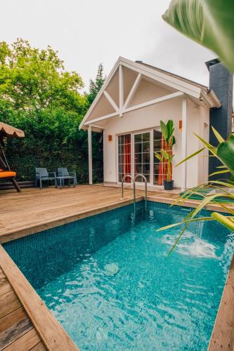 una casa con piscina e una casa di Latte Villas a Sapanca