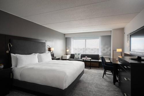 เตียงในห้องที่ The Baronette Renaissance Detroit-Novi Hotel