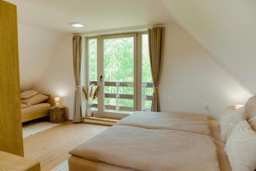 Una cama o camas en una habitación de Chata Šedivka