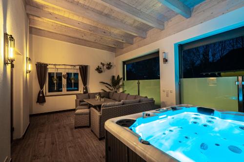 Kolam renang di atau dekat dengan Riedbach-Lodge