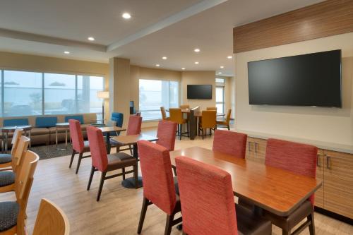 een conferentieruimte met tafels en stoelen en een flatscreen-tv bij TownePlace Suites by Marriott Clovis in Clovis