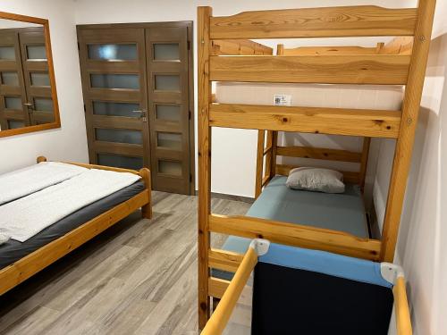 Rajczi Apartman في موهاكس: غرفة بسرير بطابقين